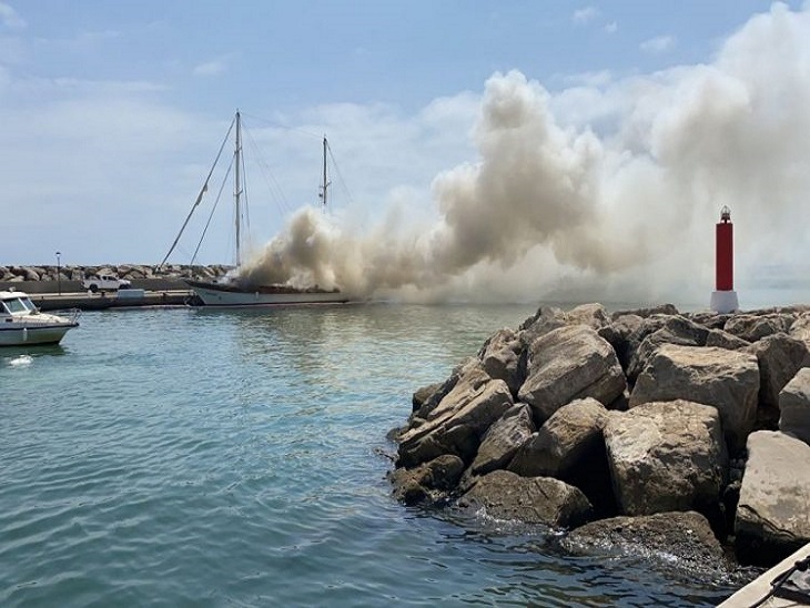 Barco afectado por el incendio en Sotogrande / Diario Área 